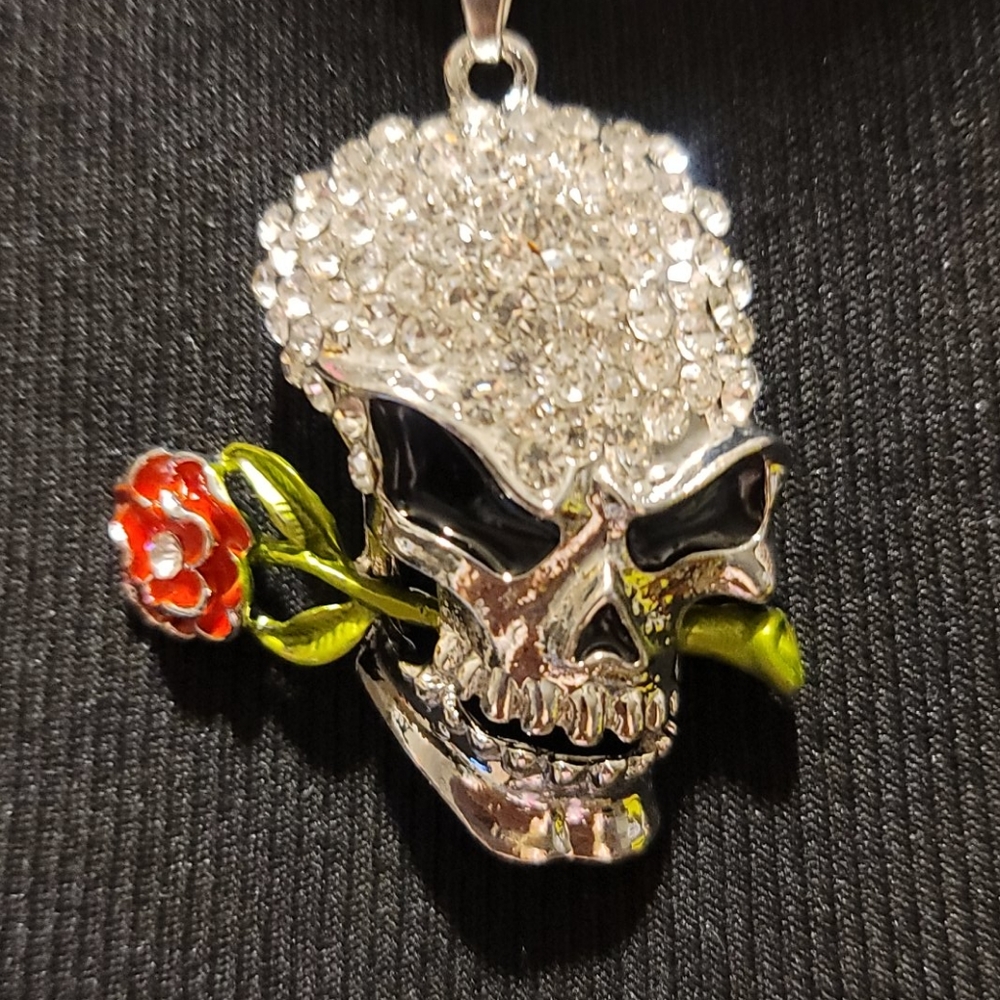NWT CRYSTAL SKULL NECKLACE BY BETSEY JOHNSON - Picture 1 of 7